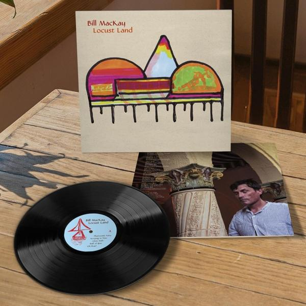 Schallplatte mit Cover und Foto auf Holztisch. Bunte abstrakte Kunst auf dem Cover.