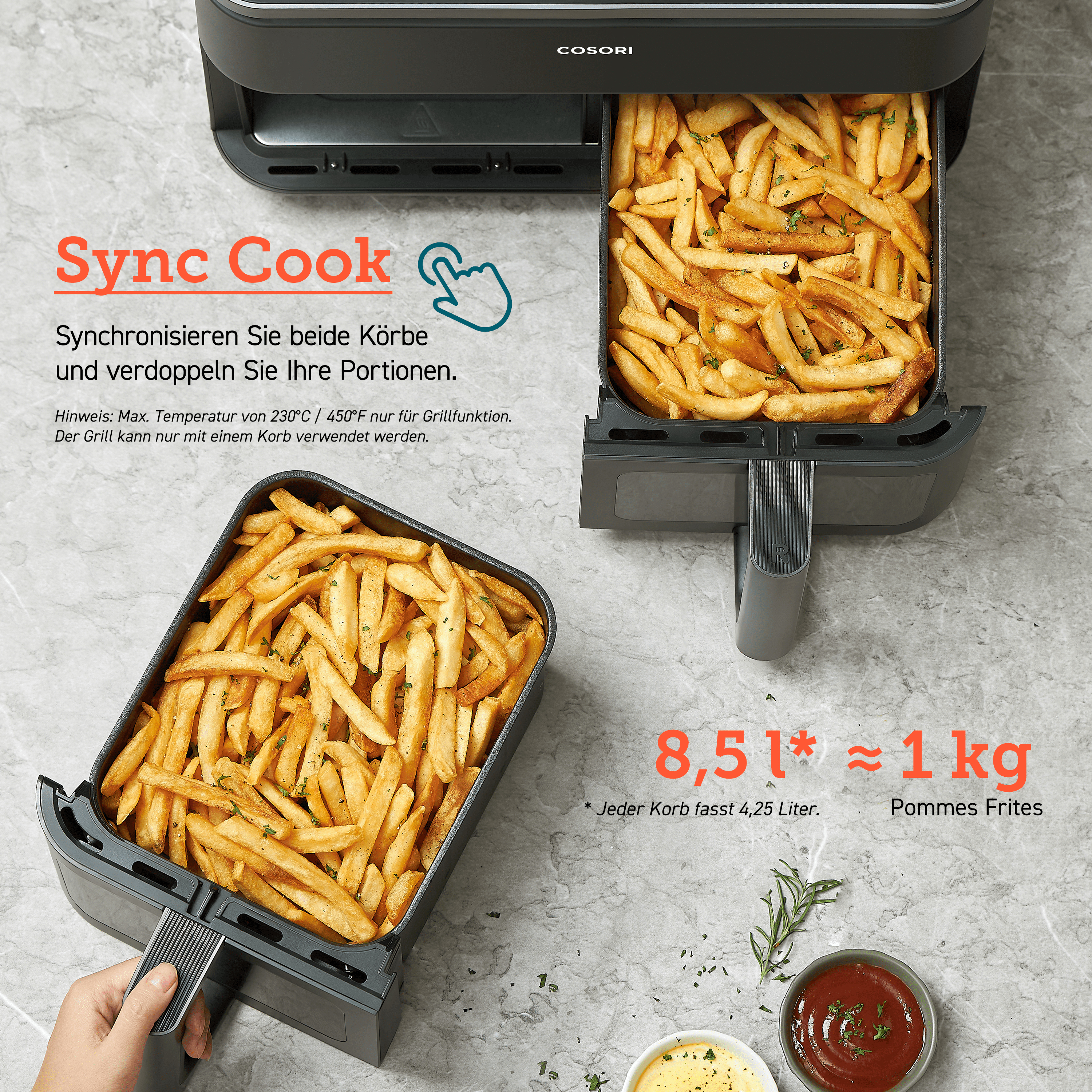 Heißluftfritteuse mit zwei Körben Pommes. Ketchup und Soße auf dem Tisch. Text über Sync Cook.