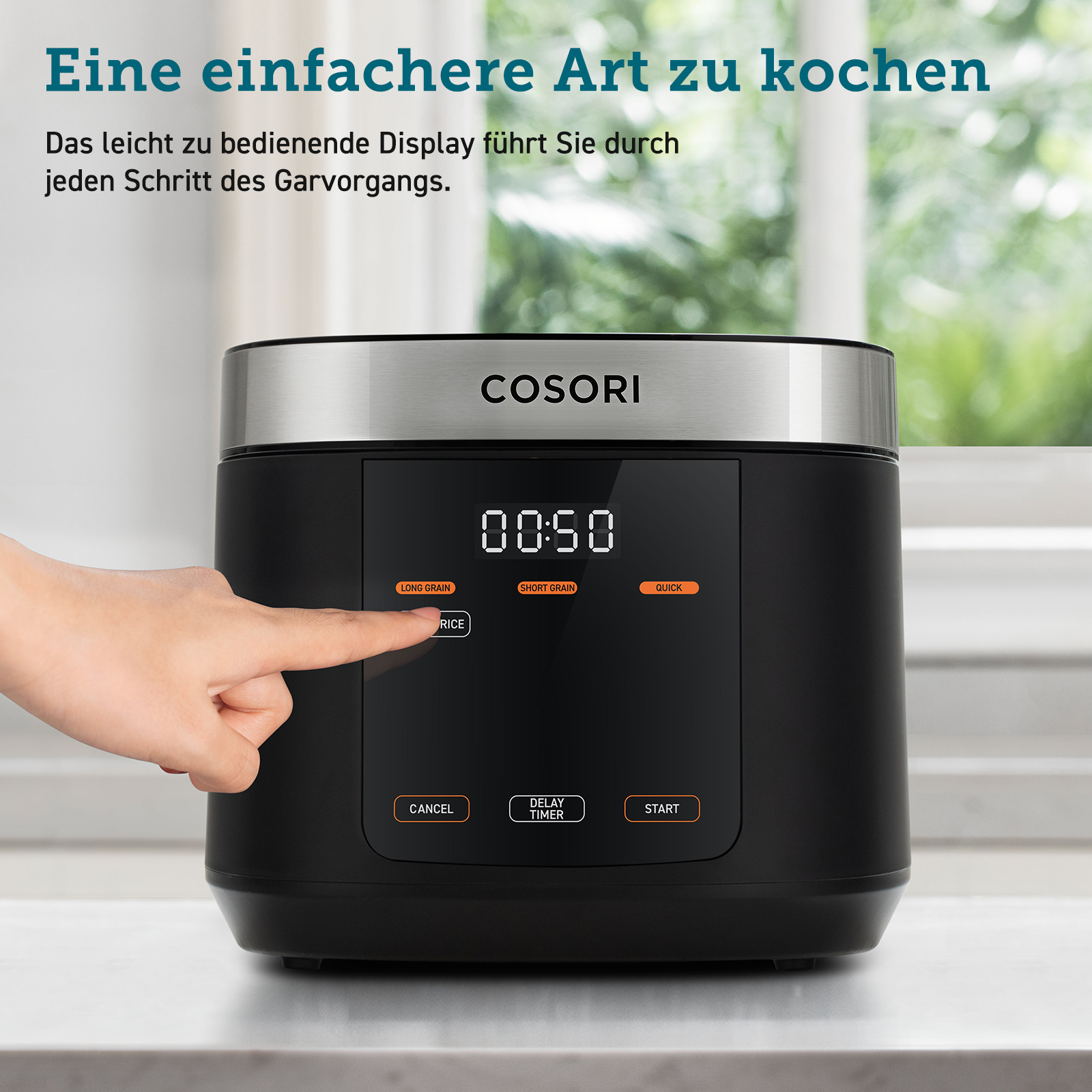 Schwarzer Reiskocher, der die Zeit anzeigt. Ein Finger zeigt auf die Reistaste.