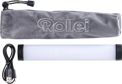 Ein Leuchtstab mit Beutel und Ladekabel. Der Markenname "Rollei" ist auf dem Beutel sichtbar.