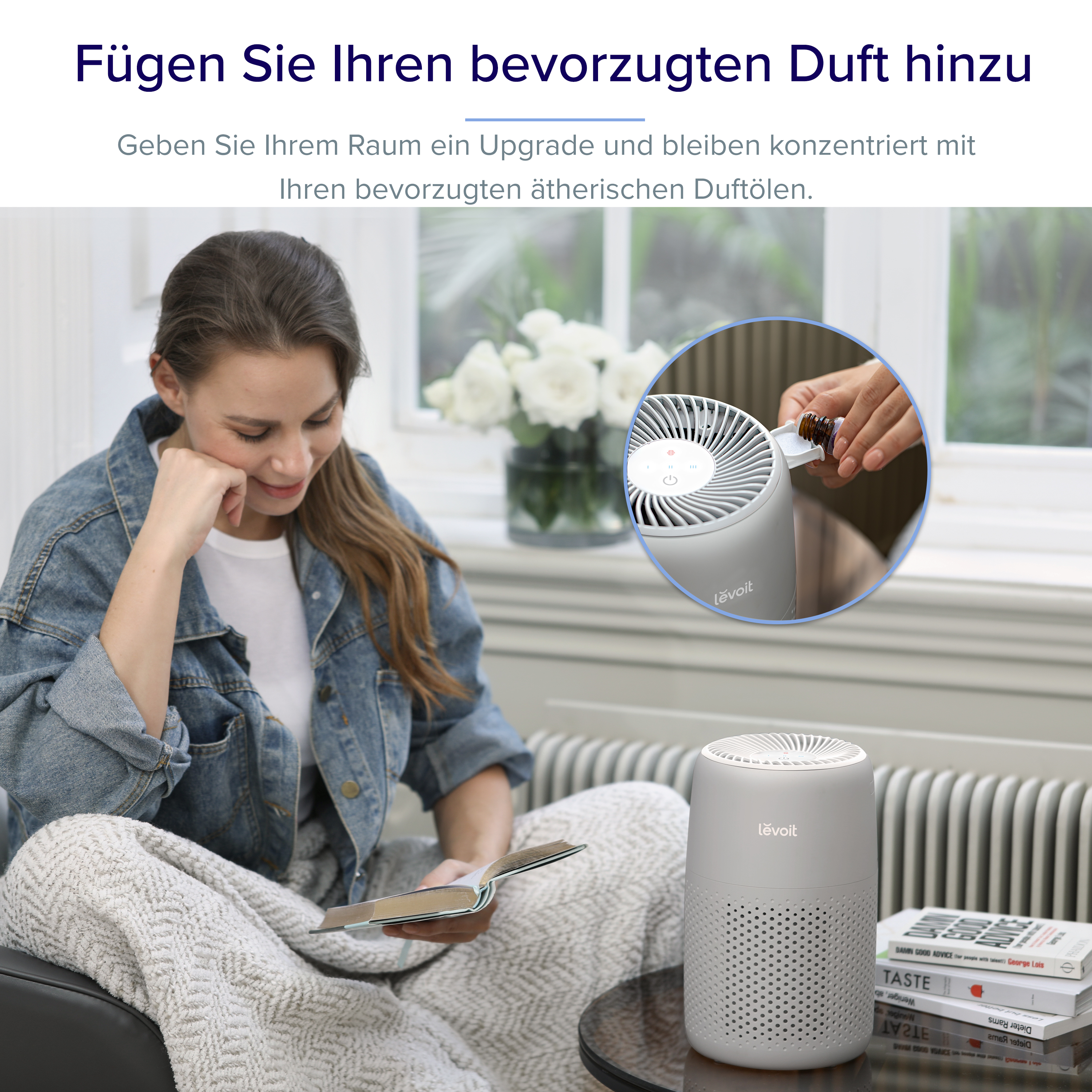 Eine Frau sitzt und liest, mit Luftreiniger und Blumenvase. Text auf Deutsch.