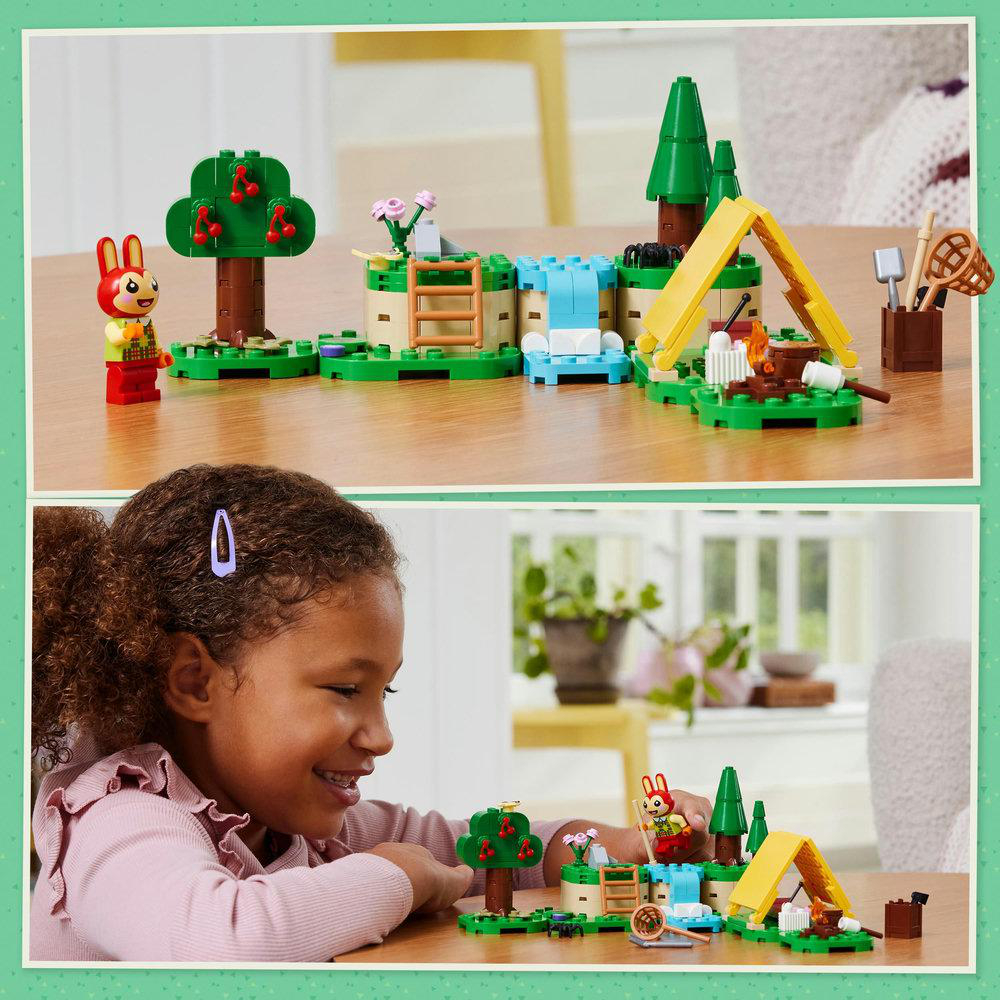 Ein Kind spielt mit einem Lego-Set eines Campingplatzes mit Bäumen und einem Hasen.