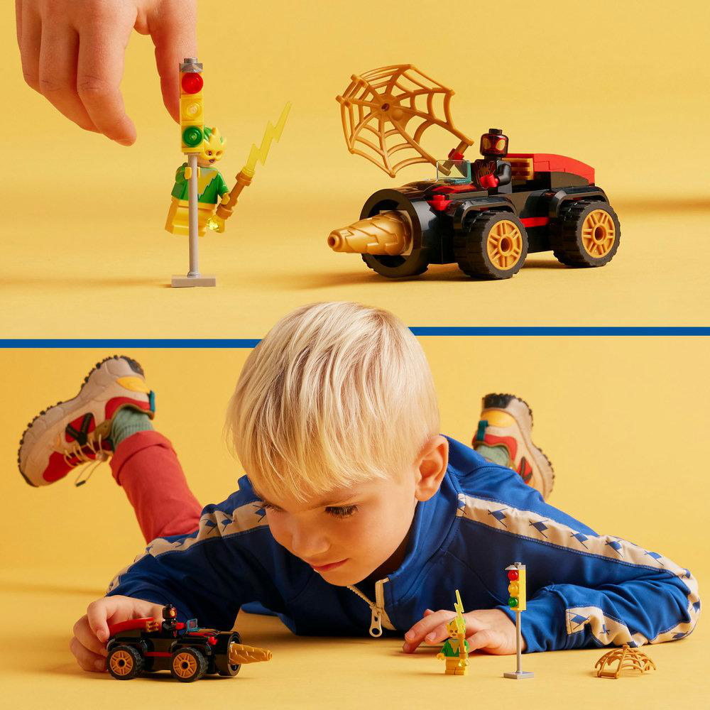 Ein Kind spielt mit Lego. Es gibt ein Lego-Auto und eine Lego-Figur.