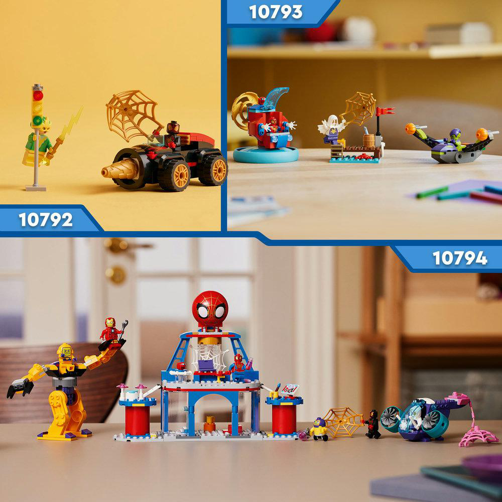 Drei Lego-Bauten von Spider-Man-Sets auf einem Tisch. Gelber Hintergrund.