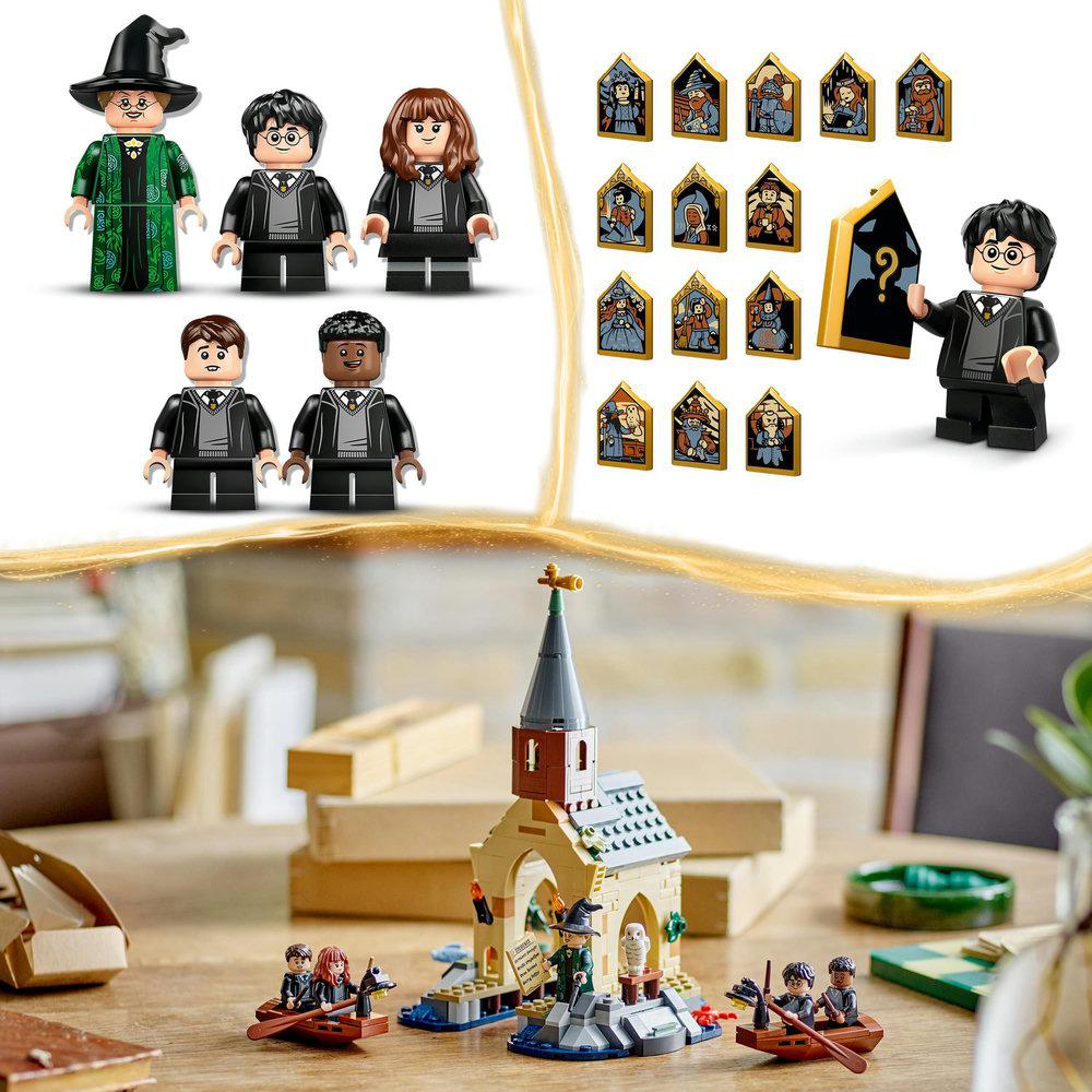 Lego-Set mit Zaubererfiguren, kirchenähnlicher Struktur und kleinen Booten mit Lego-Figuren.