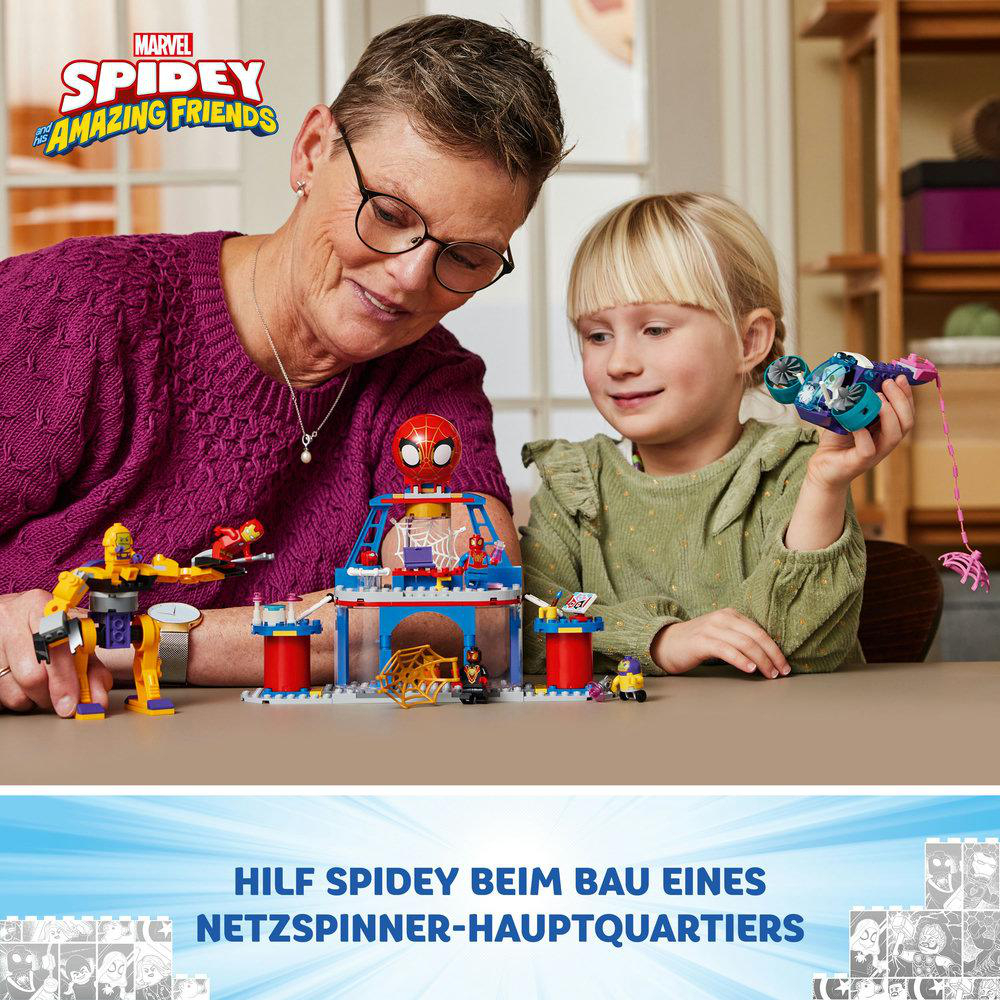 Zwei Erwachsene und ein Kind spielen mit Lego Marvel Spidey Set. Text: Hauptquartier bauen.
