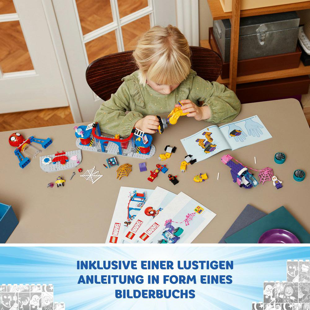 Kind spielt mit Lego-Set, enthält Figuren und Anleitungshefte, auf einem Tisch. Text auf Deutsch.