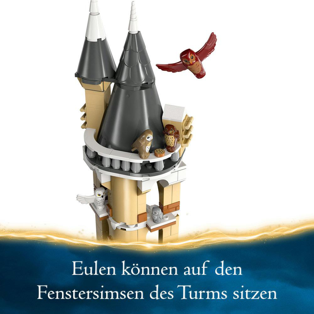 Lego-Schlossturm mit Eulen. Rote Eule fliegt. Hellbraune Wände, graues Dach und weißer Hintergrund.