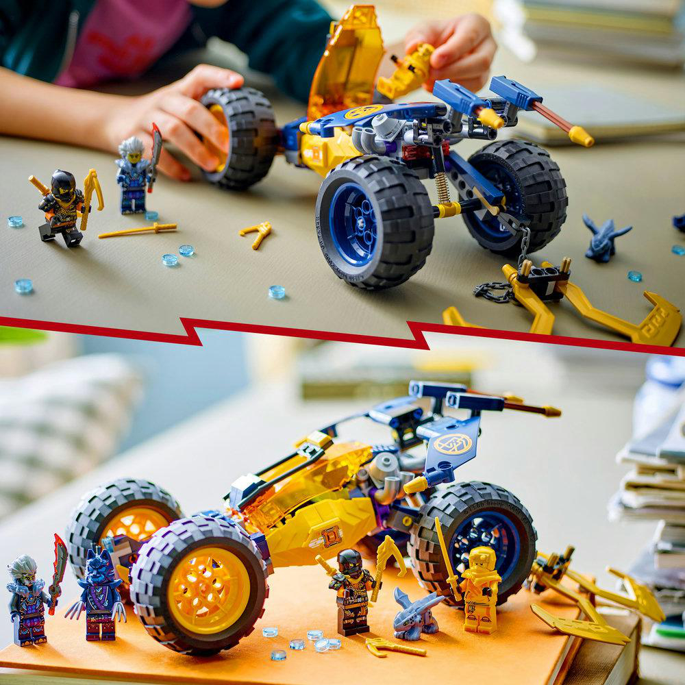 Zwei LEGO-Szenen. Eine mit einem Kind, das ein Fahrzeug baut. Die andere ein fertiges Modell.