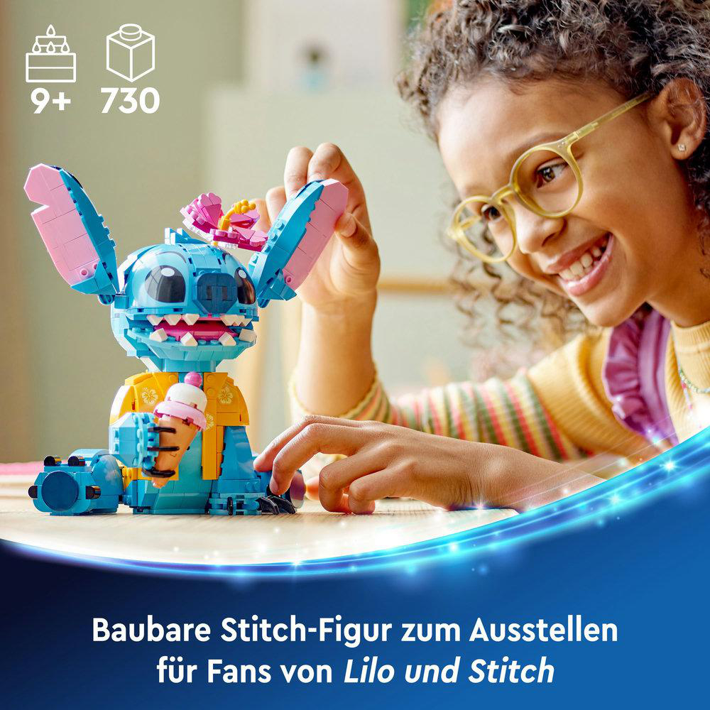 Mädchen mit Lego-Spielzeug. Blaue Stitch-Figur mit Eis. Text: Baue Stitch-Figur.