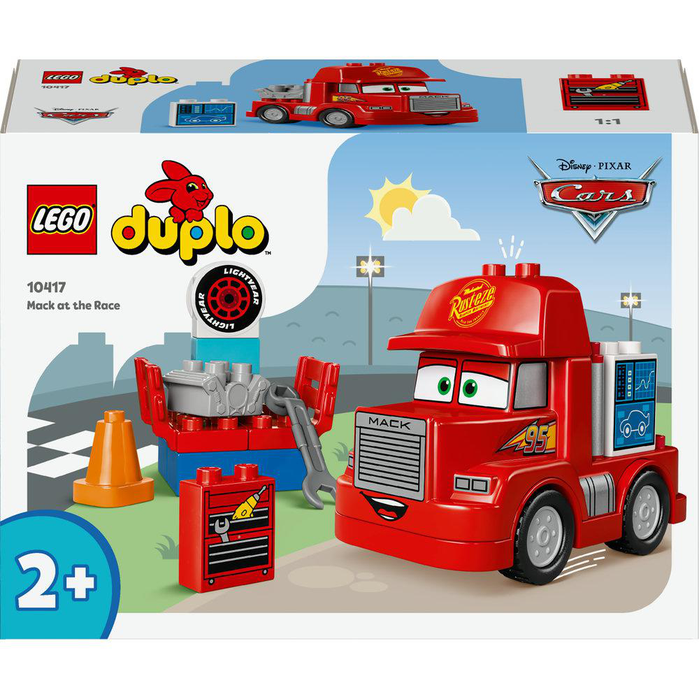 Lego Duplo Set eines roten Mack-Trucks mit Werkzeugkasten und Rennzubehör, auf weißem Hintergrund.