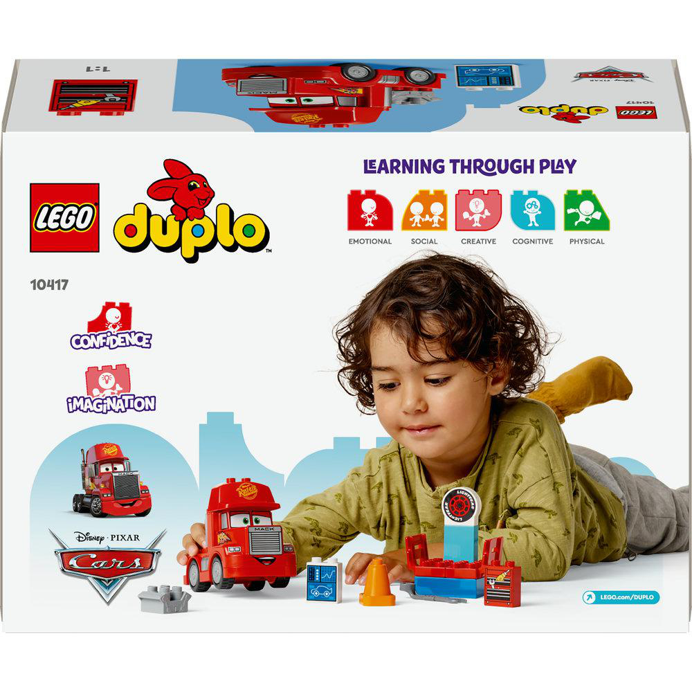 Kind spielt mit Lego Duplo Cars Set.
