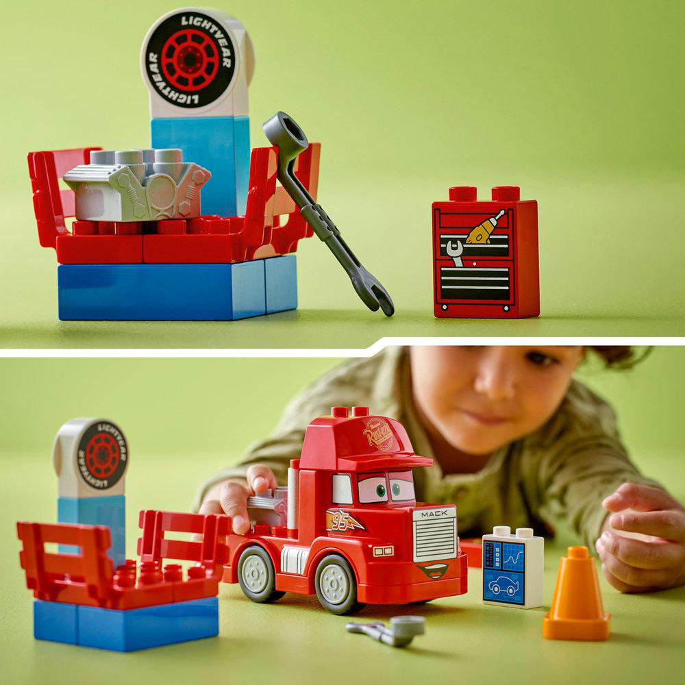 Zwei Bilder eines Kindes beim Spielen mit Lego Duplo. Eines mit Auto und Werkzeug, das andere ein Auto.