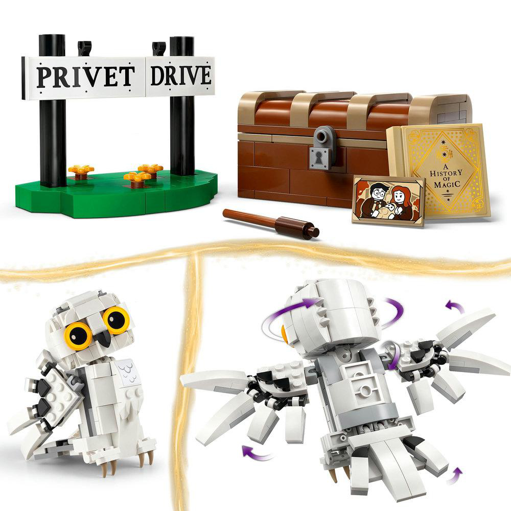 Lego-Set-Komponenten, darunter ein Schild, eine Truhe, ein Buch und ein Eulenmodell.