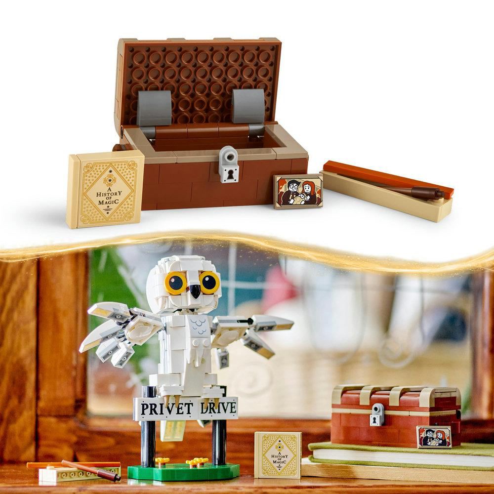 Lego-Set mit brauner Truhe, Büchern und Hedwig der Eule auf einer Holzoberfläche.