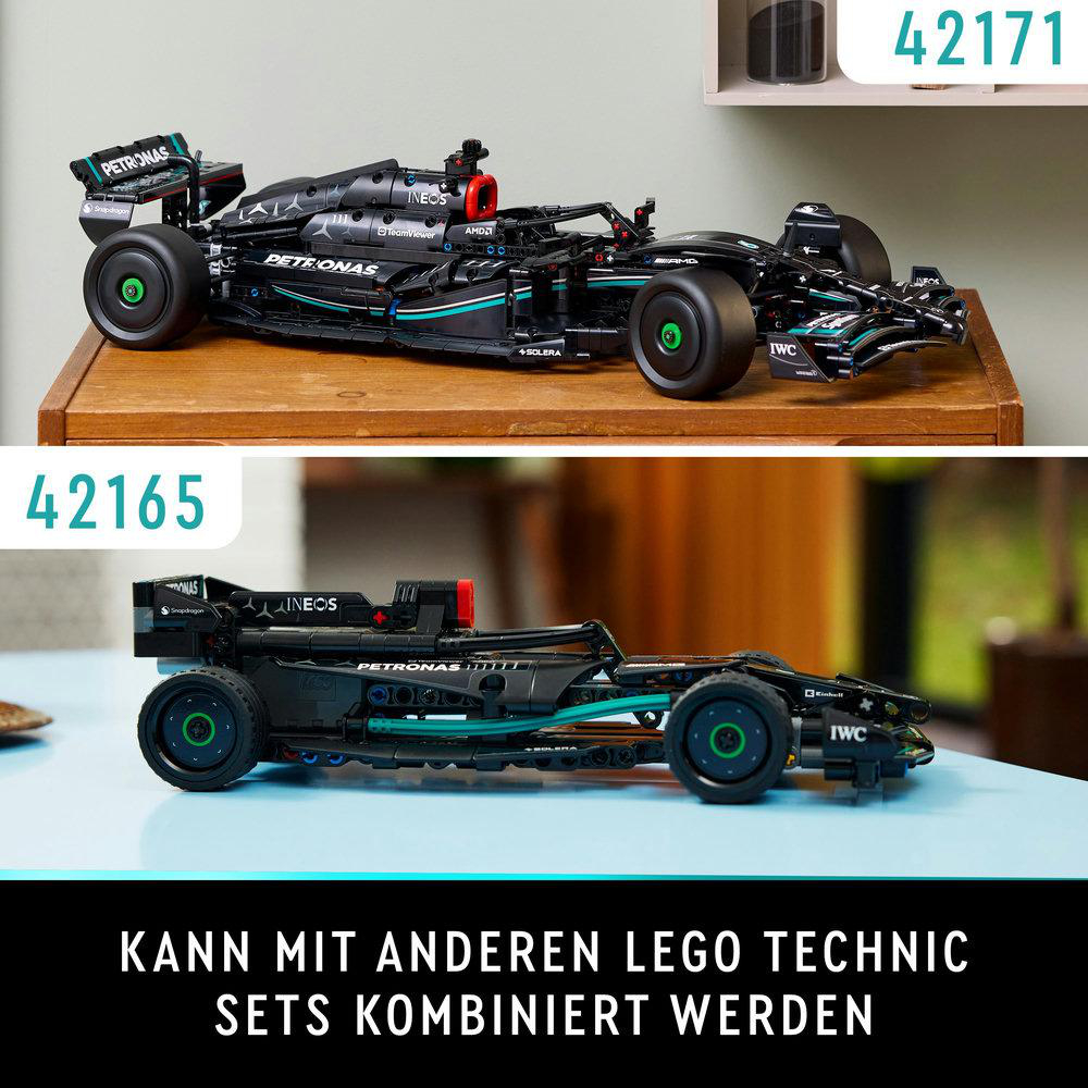 Zwei Lego Technic Rennwagen, einer auf Holz, einer auf Blau.