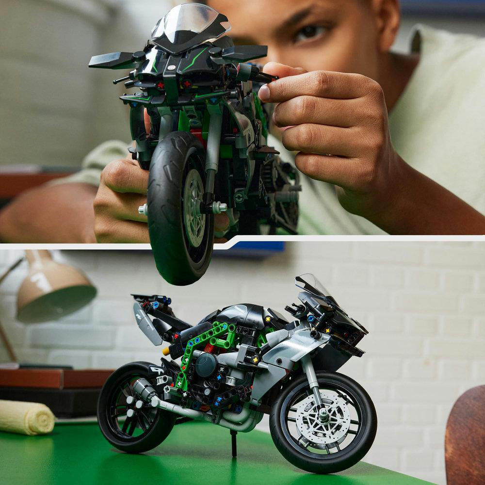 LEGO-Motorrad wird gebaut. Ein komplettes Motorrad wird gezeigt. Eine Person baut es.
