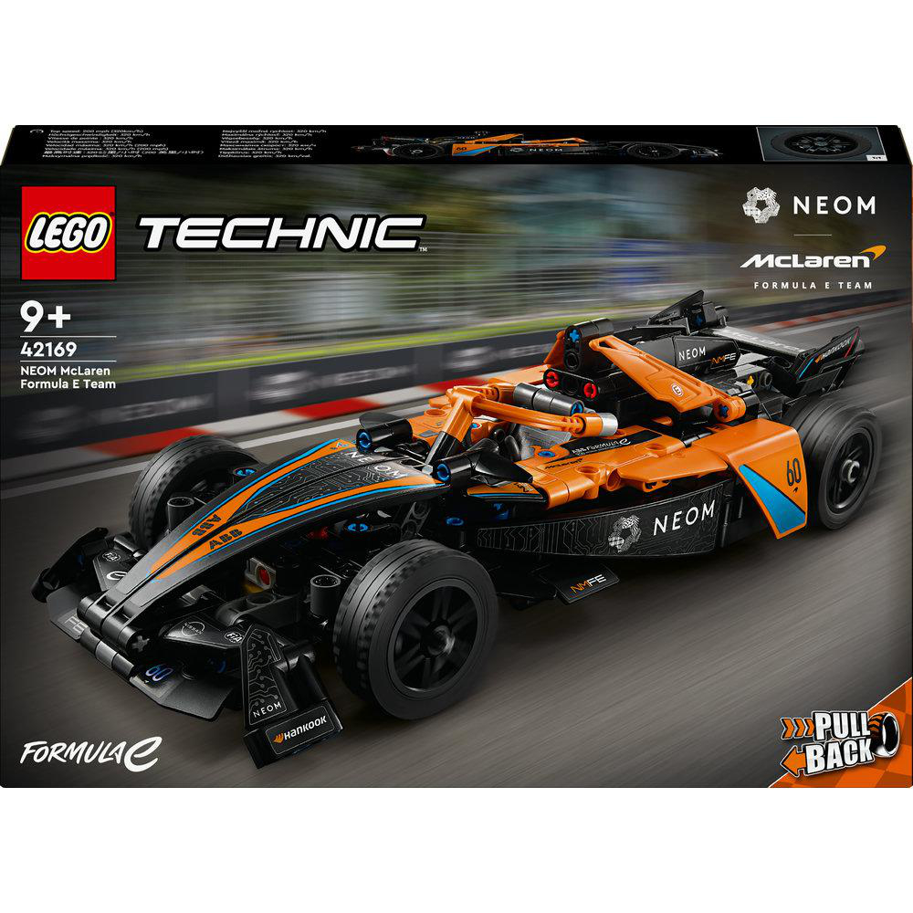 LEGO Technic NEOM McLaren Formel E Team Auto auf der Box, orange und schwarz. Rennstrecke im Hintergrund.