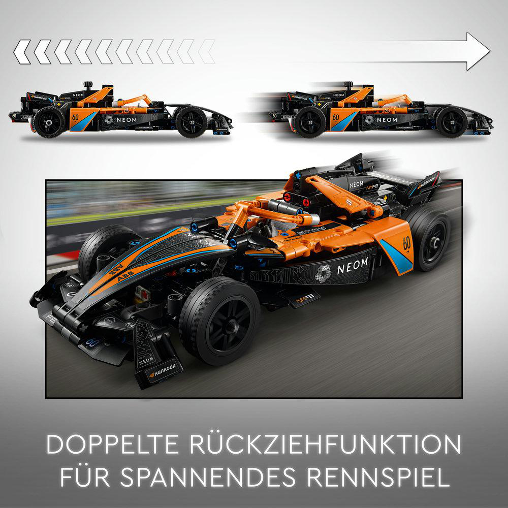 Orange-schwarzes Rennwagenmodell. Das Bild zeigt den Prozess des Zurückziehens und Loslassens des Autos.