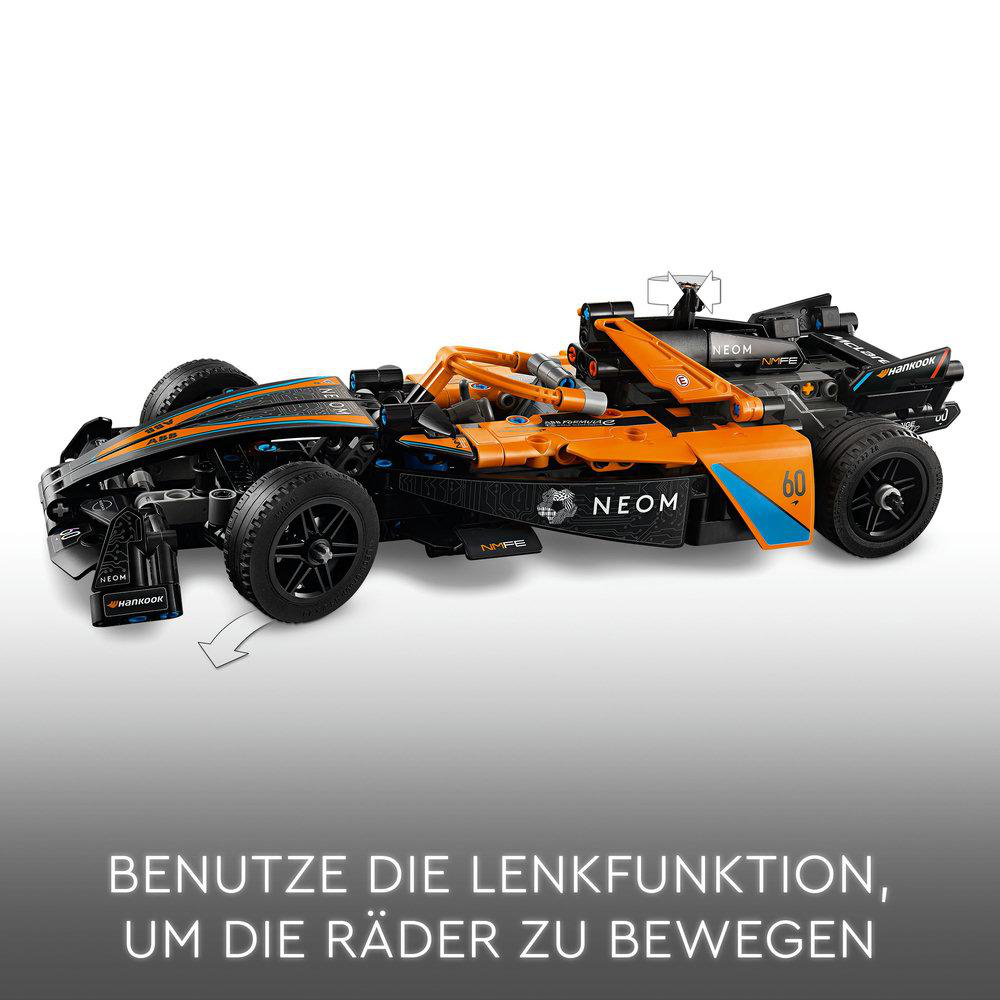 Lego McLaren Formel 1 Auto mit orangefarbenen Akzenten auf hellem Hintergrund.