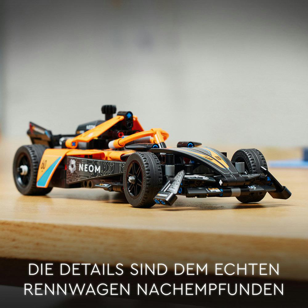 Ein Lego-Rennwagenmodell mit orange-schwarzem Farbschema.
