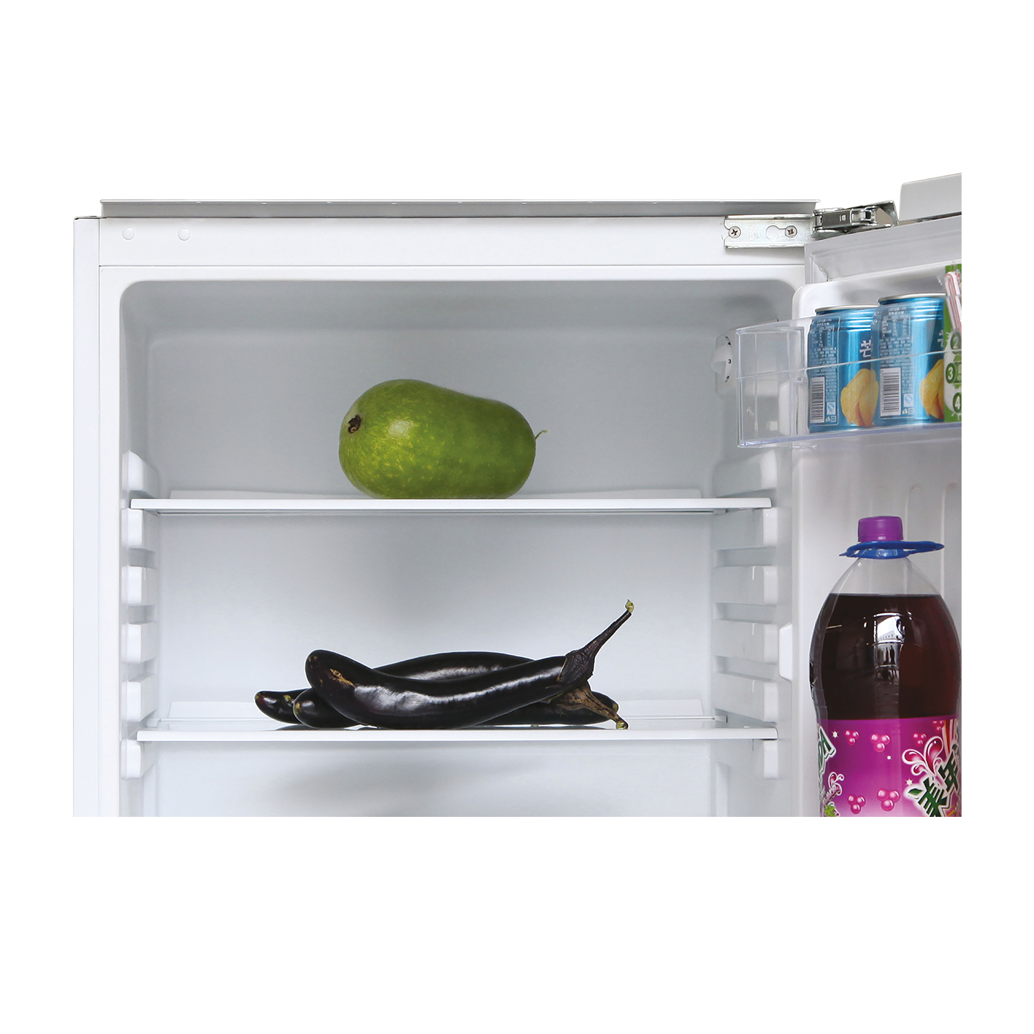 All'interno di un frigorifero, mango verde e melanzane nere sono visibili sugli scaffali.