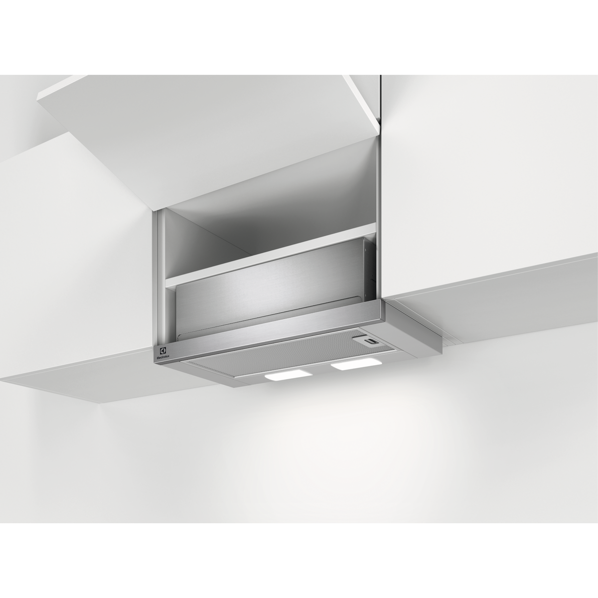 Una campana extractora de acero inoxidable está montada debajo de armarios de cocina blancos.