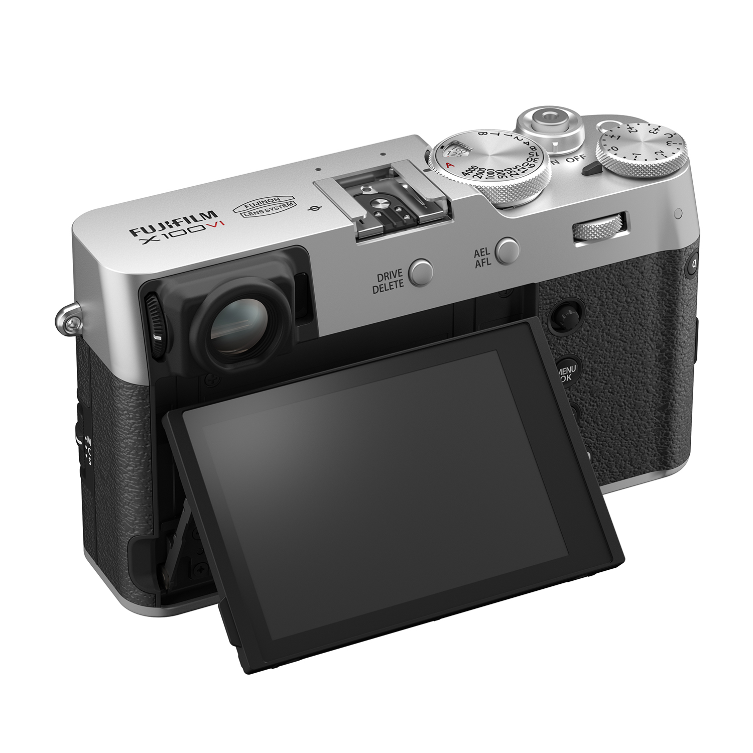 Una fotocamera Fujifilm X100VI argentata con impugnatura in pelle nera e schermo aperto.