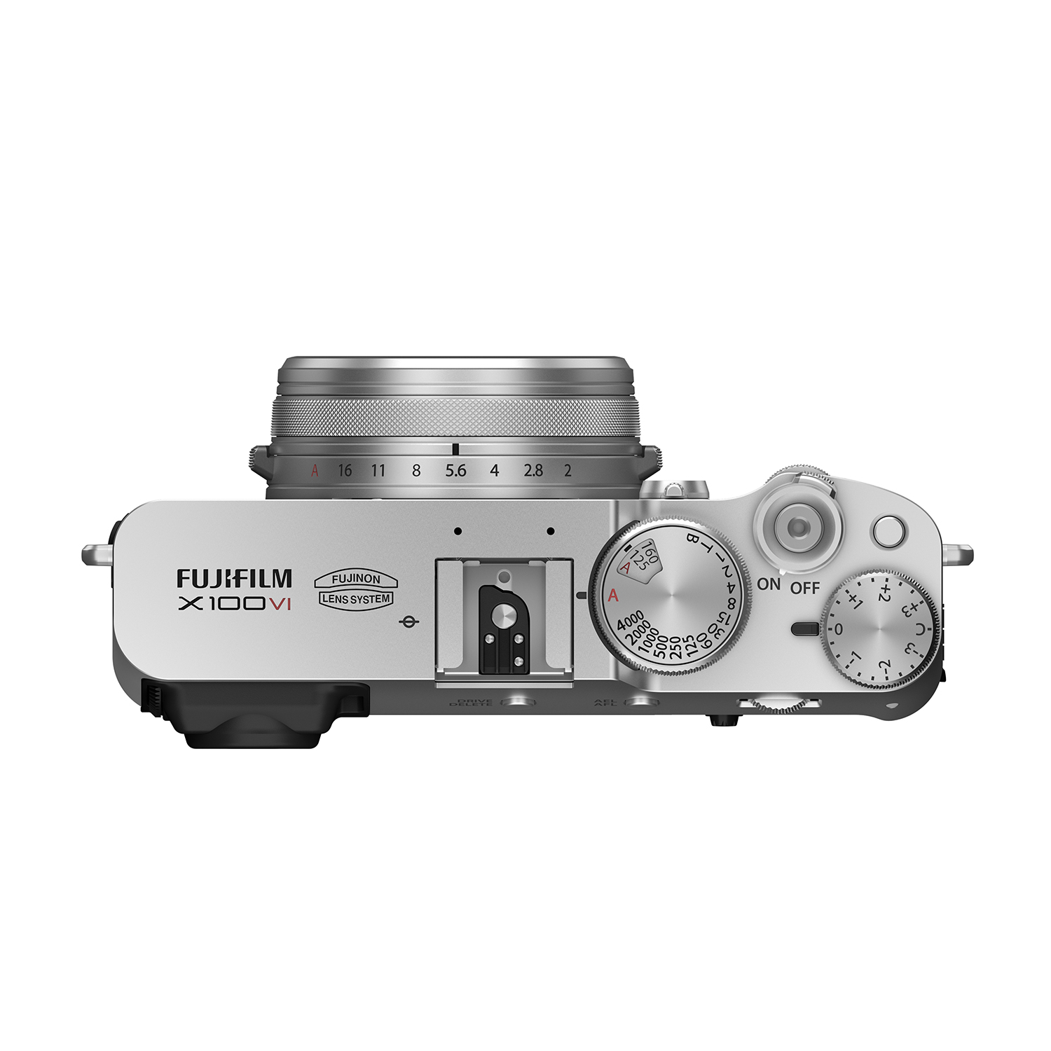 Vista dall'alto di una fotocamera argentata con quadranti e pulsanti. Sfondo bianco.
