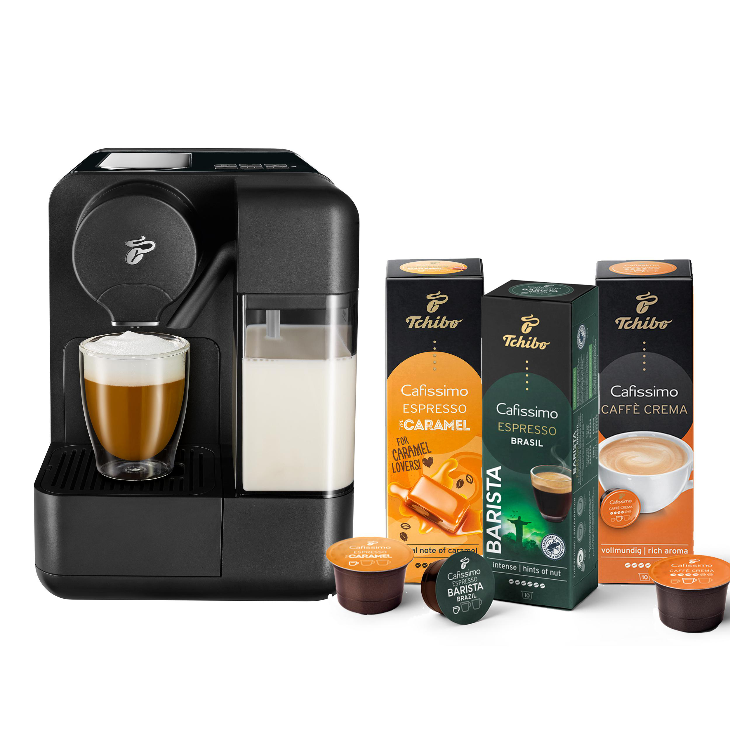 Eine schwarze Kaffeemaschine mit Kaffeepads und einem Glas Kaffee.