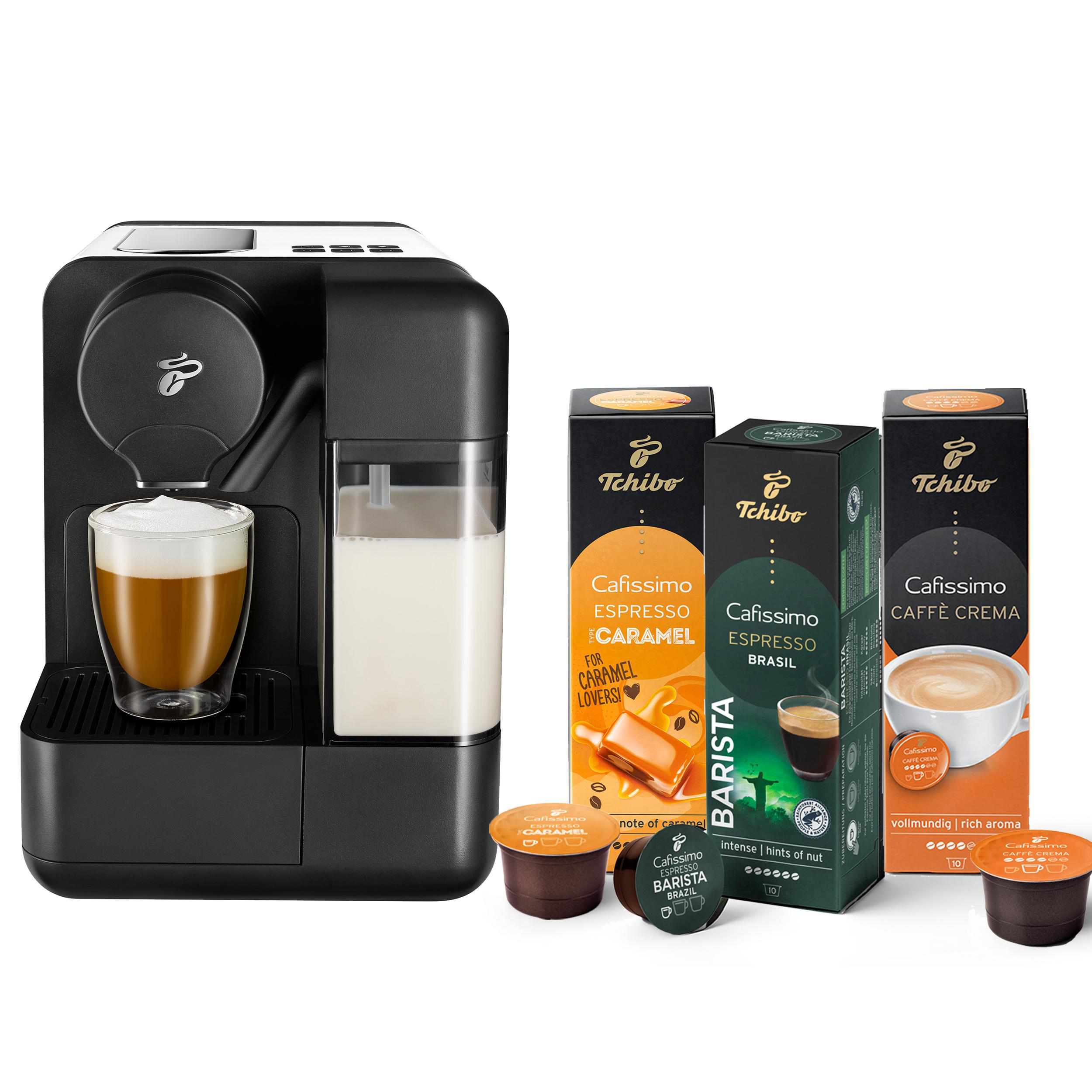 Schwarze Kaffeemaschine mit zwei Kaffeepads und einem Glas Kaffee und Milch.