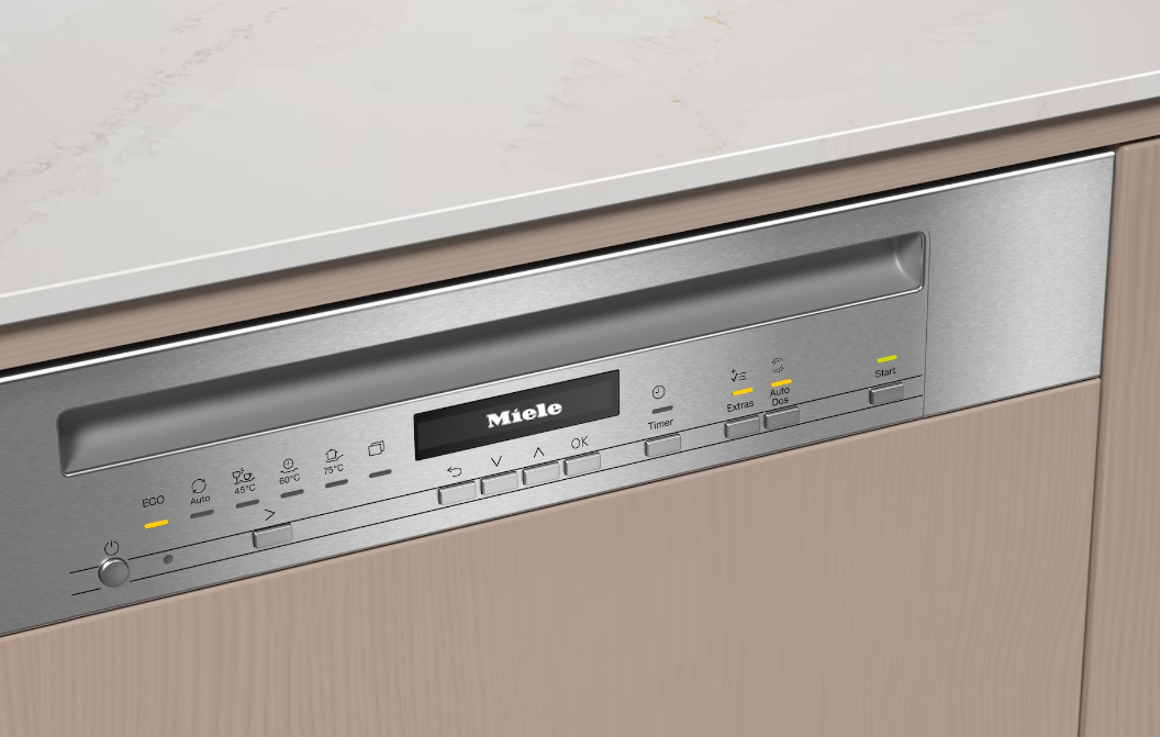 Geschirrspüler-Bedienfeld mit Miele-Logo und verschiedenen Tasten und Display.