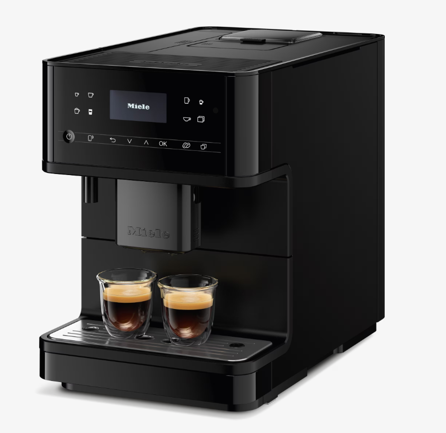 Eine schwarze Miele Kaffeemaschine mit zwei Glasbechern Kaffee auf weißem Hintergrund.