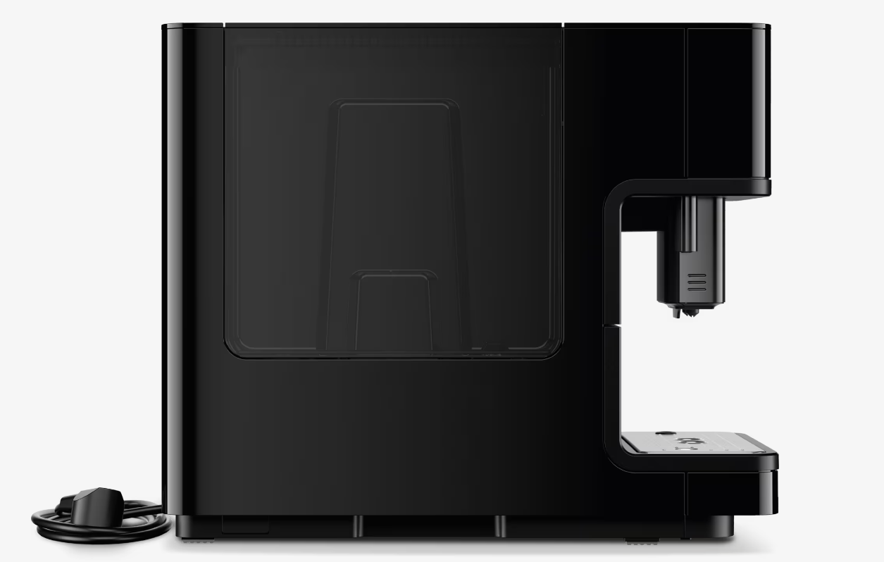 Eine schwarze Kaffeemaschine mit transparentem Wassertank und Netzkabel.