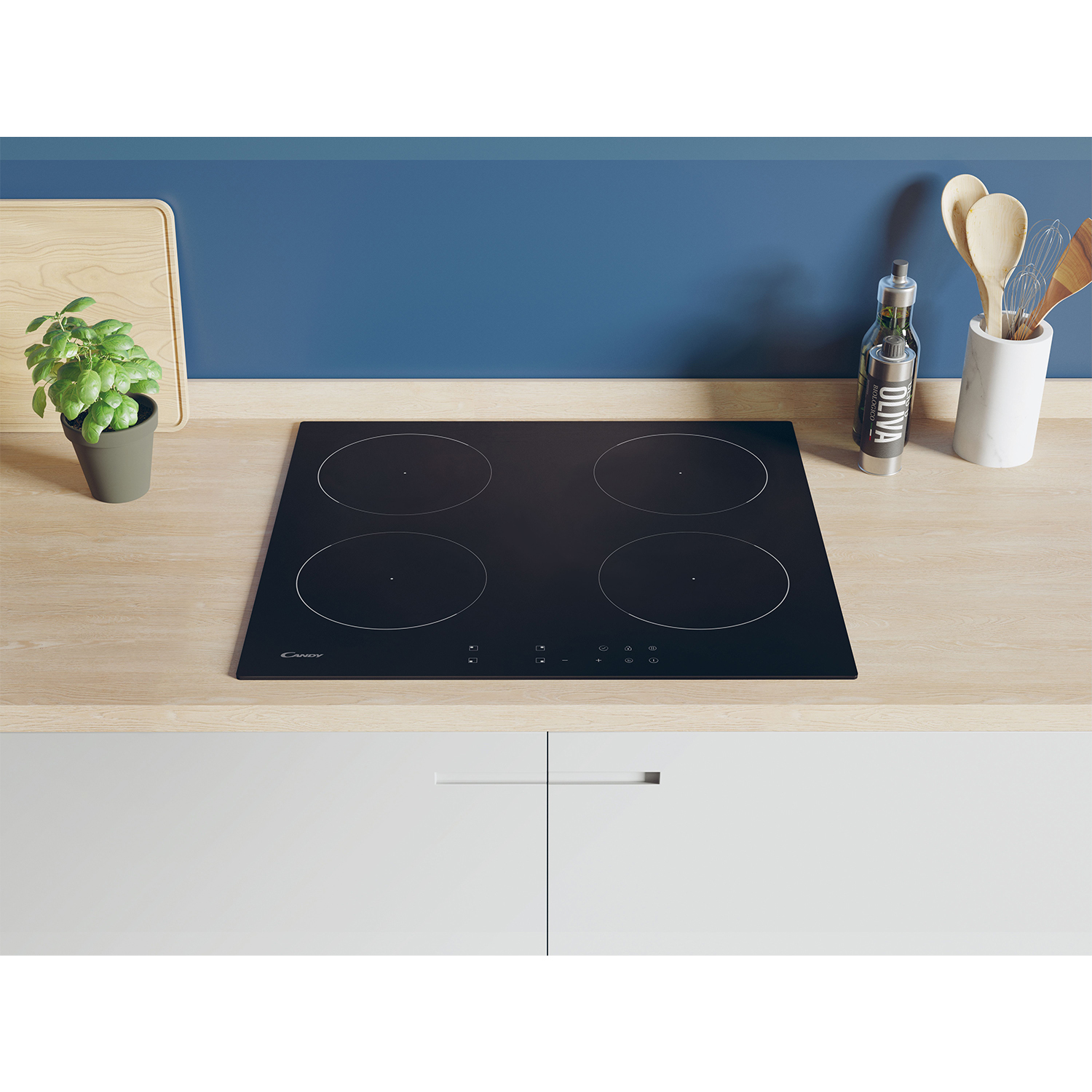 Piano cottura a induzione nero su legno, sfondo blu.