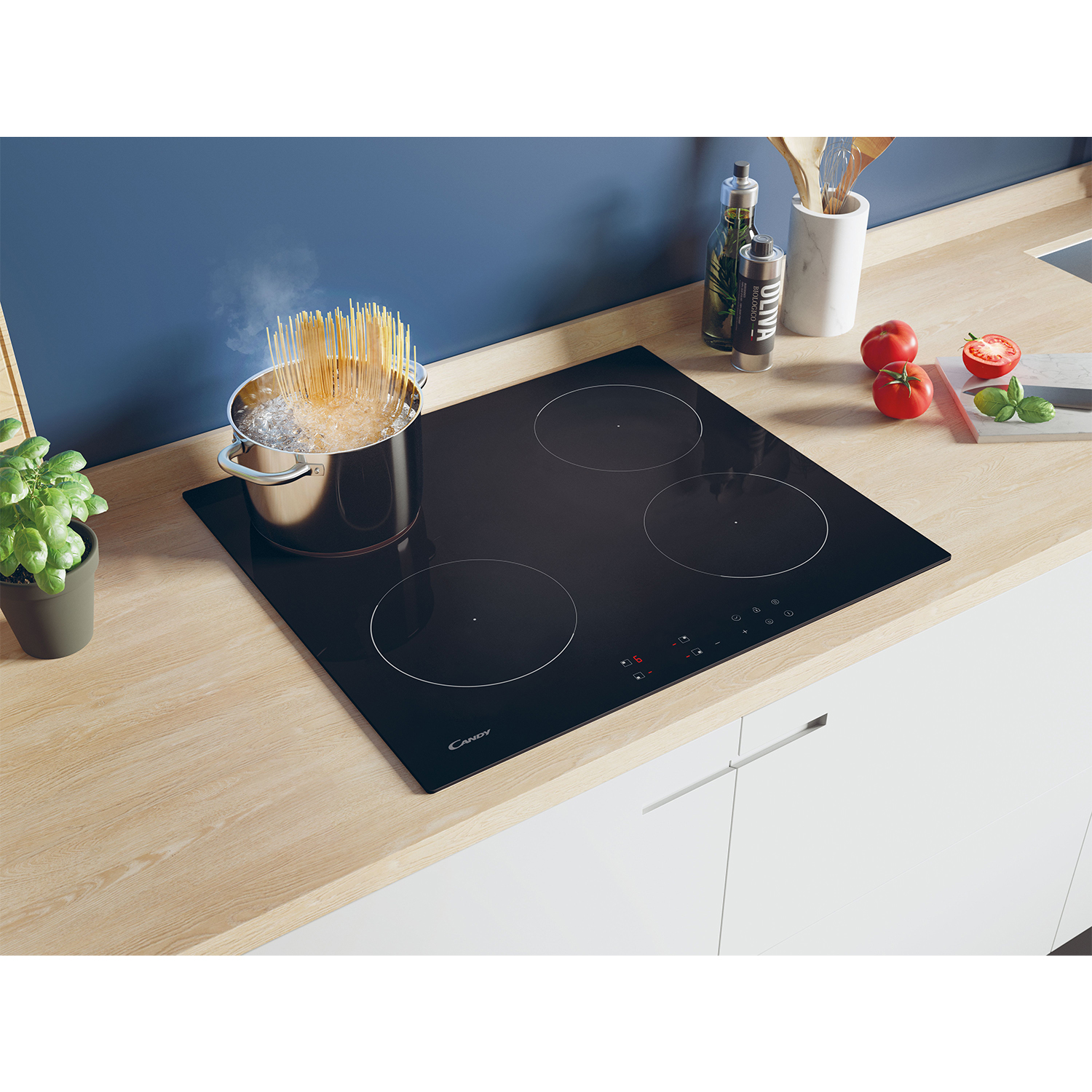 Un piano cottura a induzione nero con quattro fuochi. Una pentola di pasta bollente è su un fuoco.