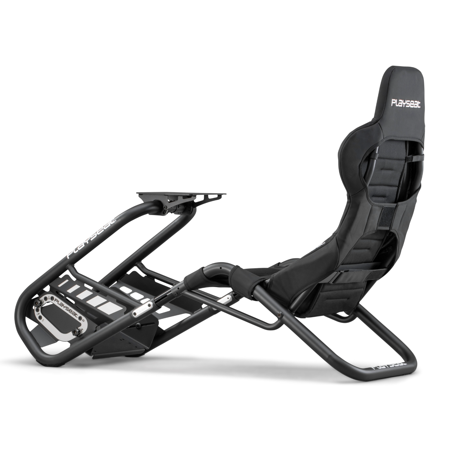 Zwarte gamingstoel met metalen frame, Playseat logo en witte achtergrond.