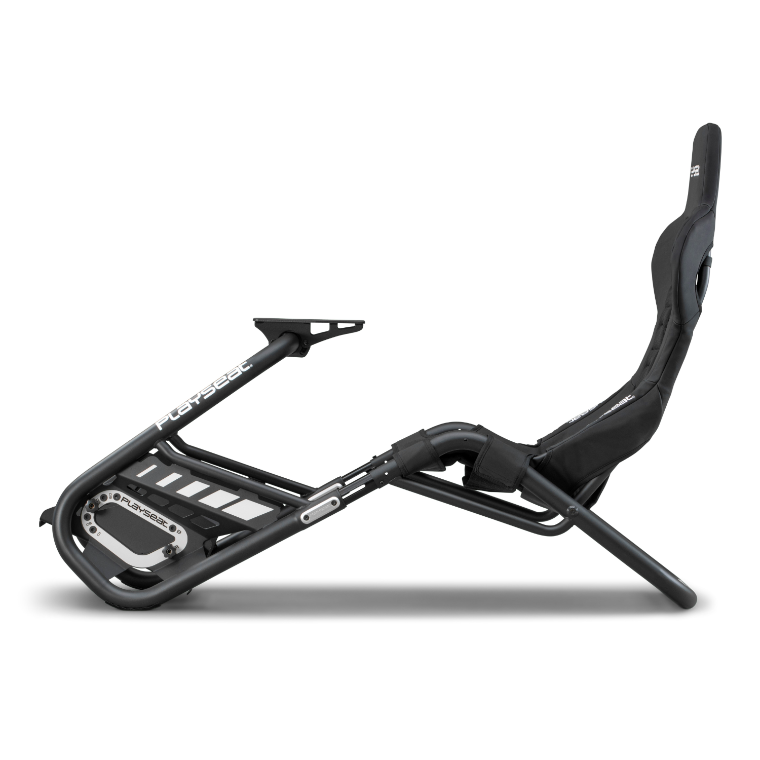 Een zwarte racingsimulatorstoel. Het heeft een metalen frame en een zwarte stoffen zitting. De stoel staat op een witte achtergrond.