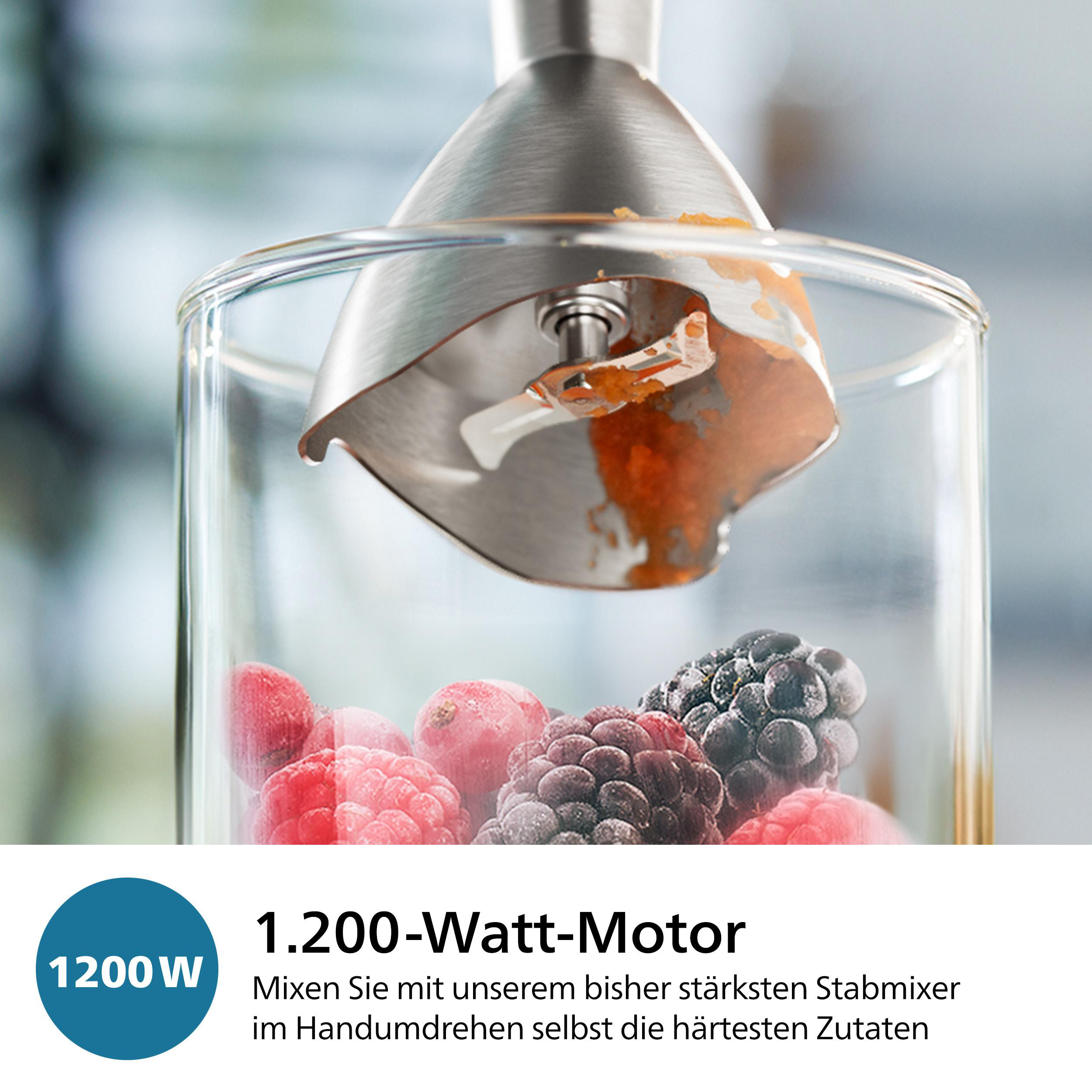 Ein Mixer mit Beeren und einem 1200W Motor. Das Bild zeigt den Mixer in Aktion.