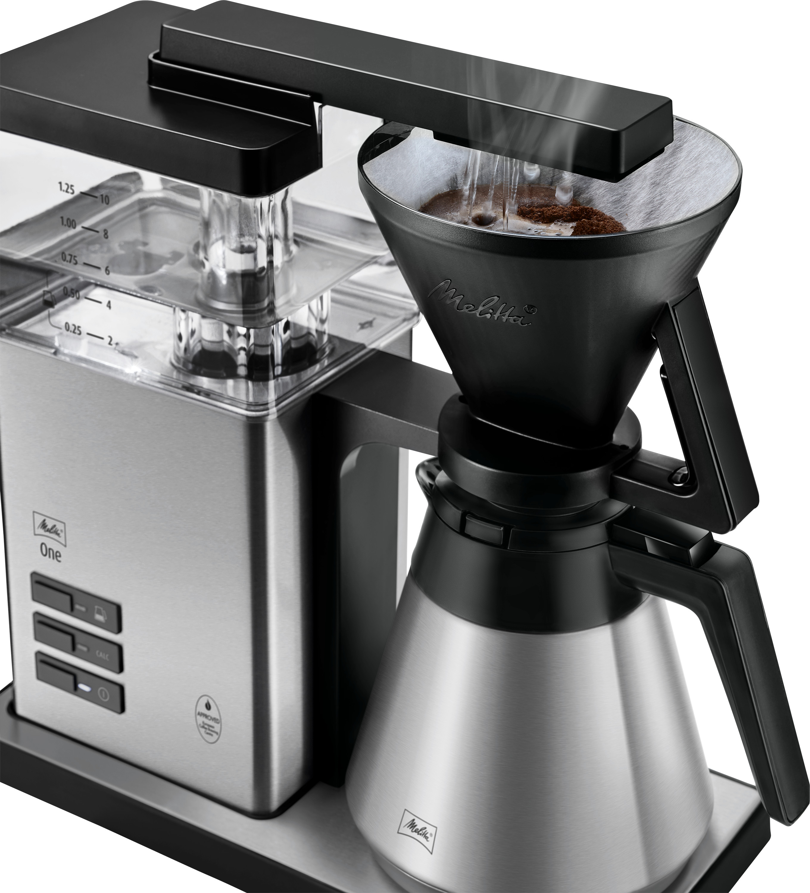 Eine Kaffeemaschine brüht Kaffee in eine Karaffe, mit einem transparenten Wasserbehälter oben.