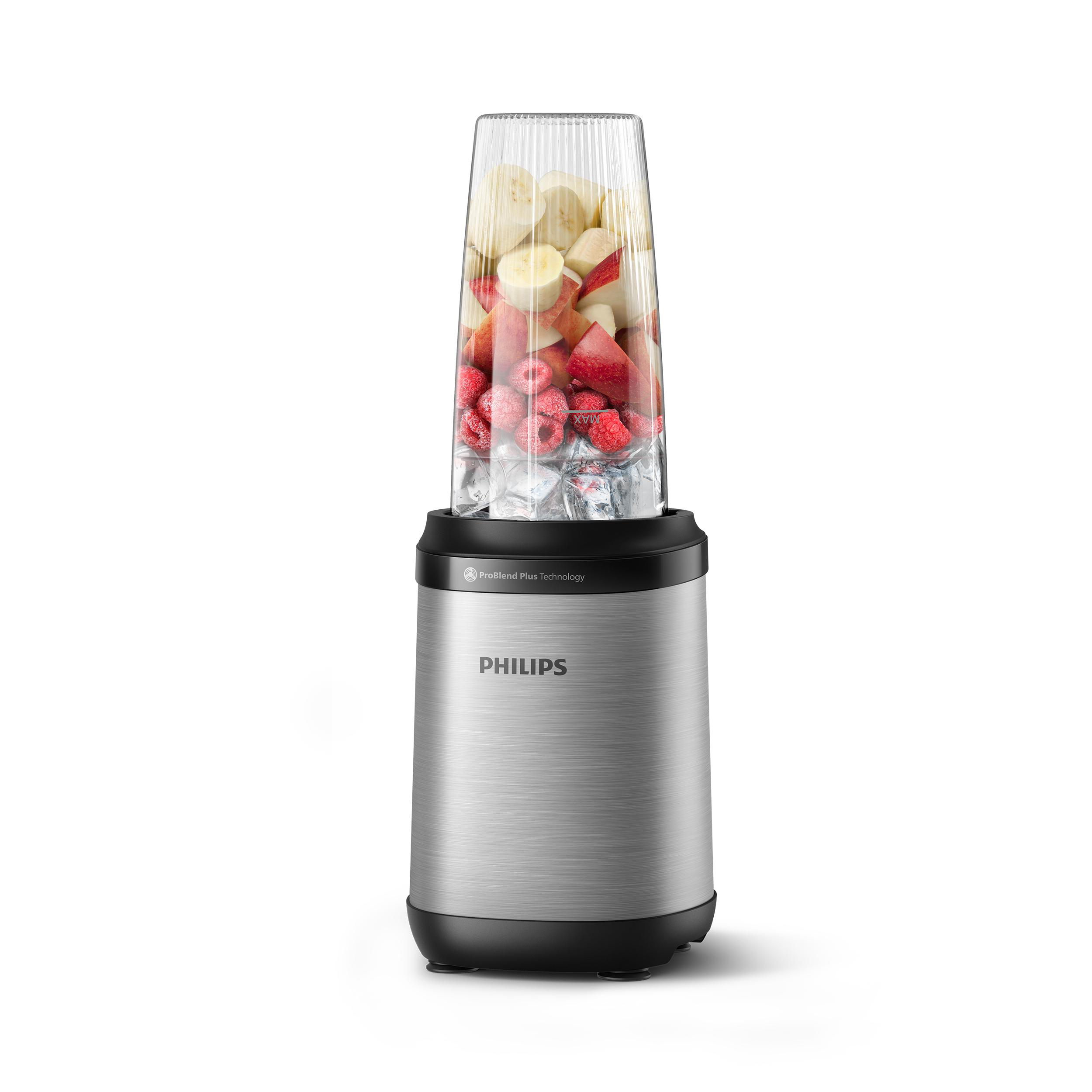 Mixer mit gefrorenen Früchten und Eiswürfeln. Silber und schwarz. Weißer Hintergrund.