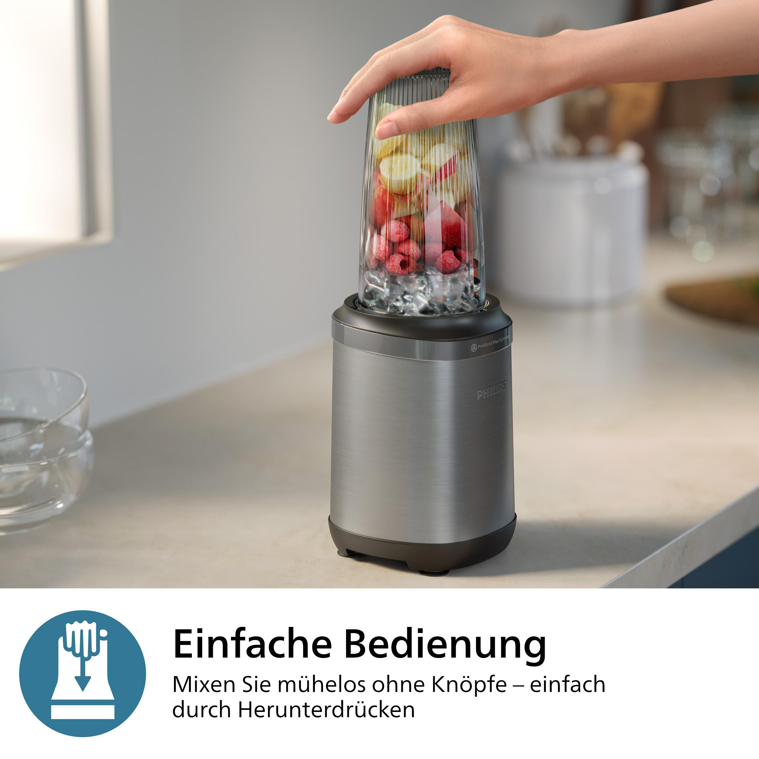 Die Hand einer Frau, die Zutaten in einem Mixer auf einer Küchentheke vermischt.