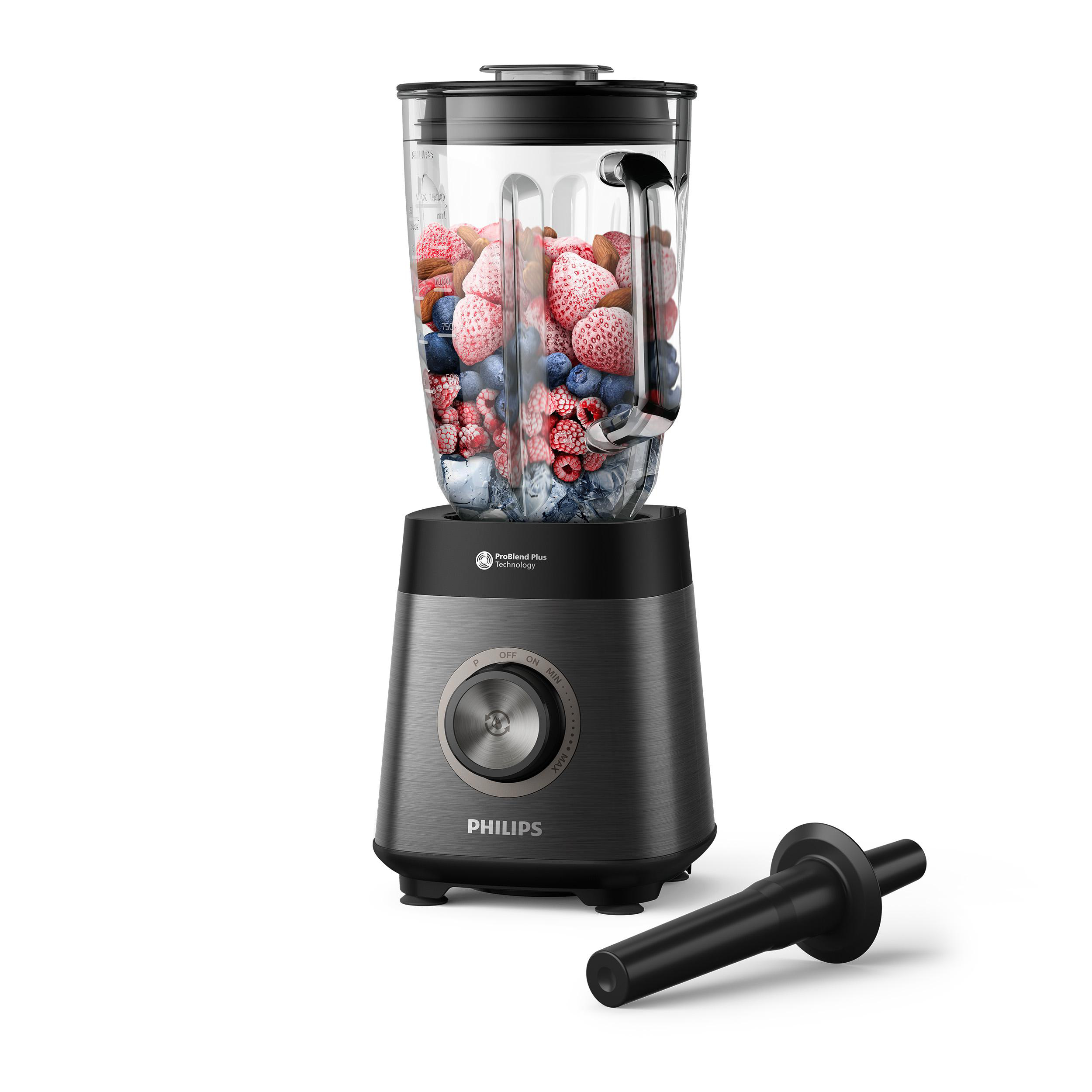 Schwarzer und grauer Philips-Mixer mit einem Glasbehälter voller Beeren. Ein schwarzes Rührwerkzeug liegt daneben.