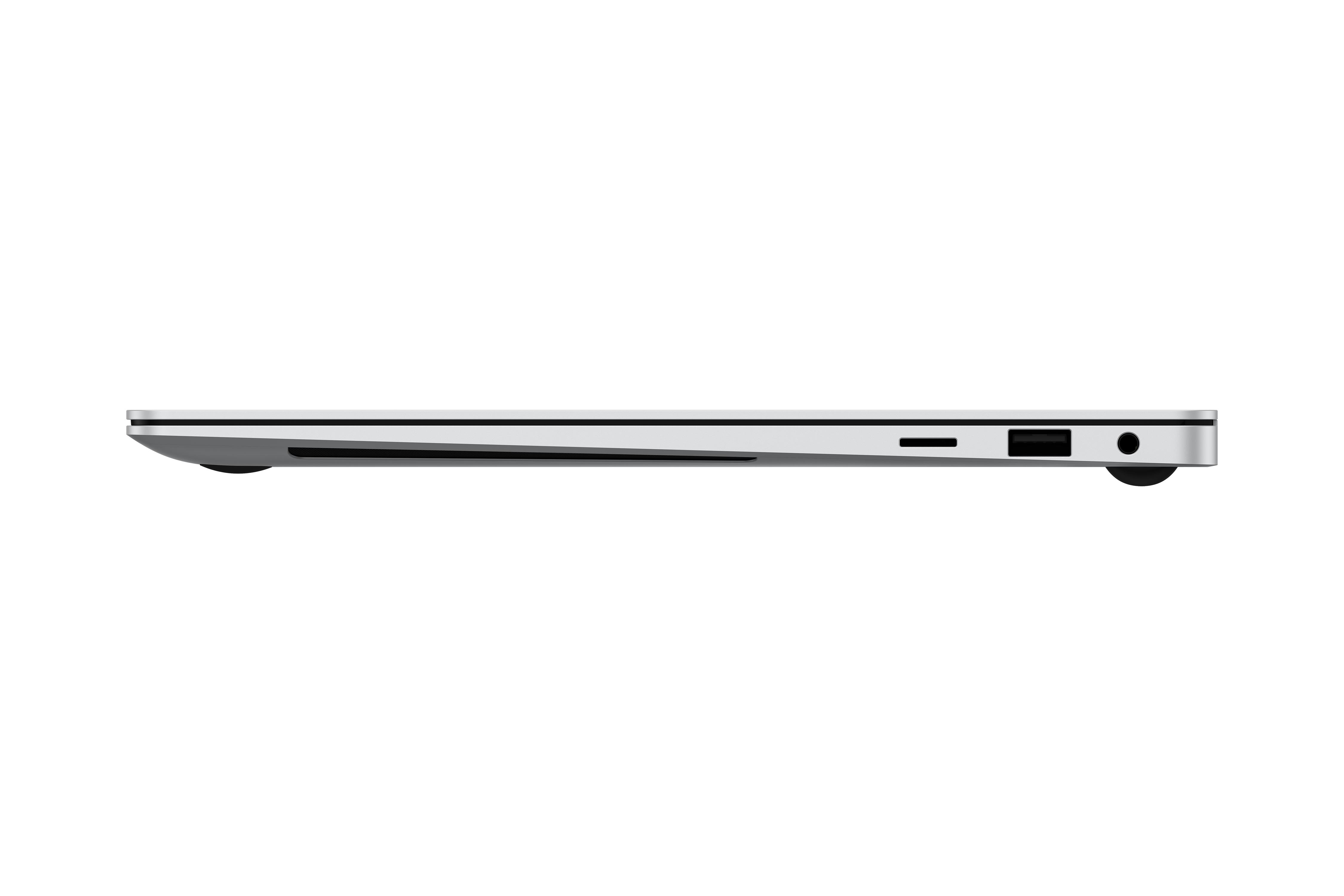 Silberner Laptop von der Seite. Anschlüsse und Kanten sind gezeigt. Weißer Hintergrund.
