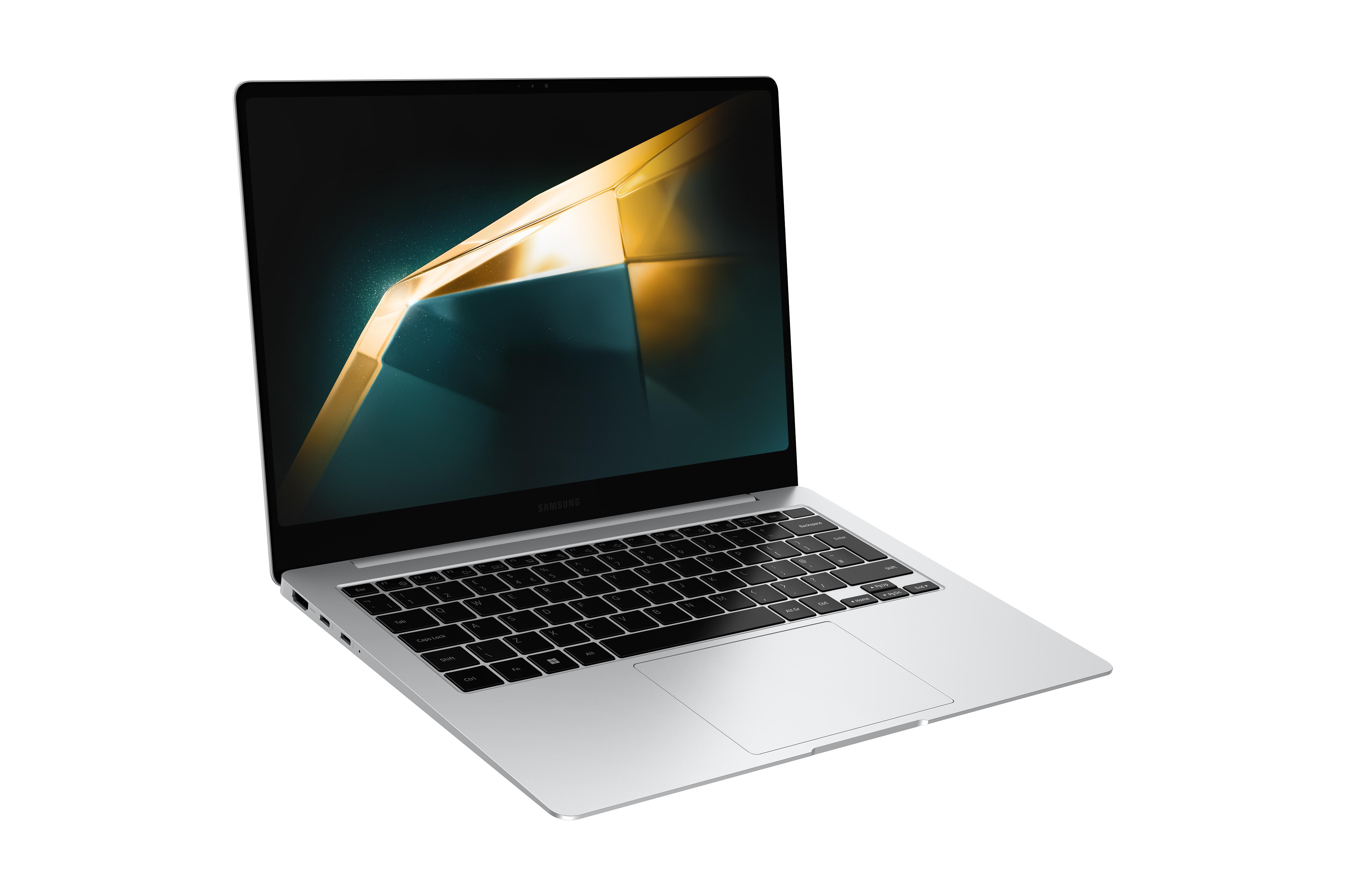 Silberner Laptop auf weißem Hintergrund. Der Bildschirm ist eingeschaltet und zeigt ein Design. Samsung-Logo unten.