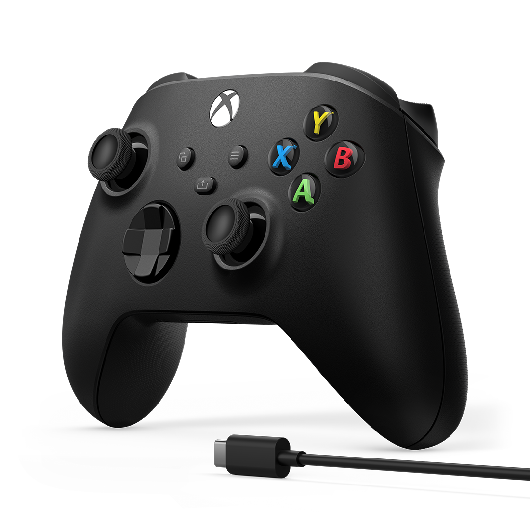 Mando Xbox negro con botones de colores y cable de carga sobre fondo negro.