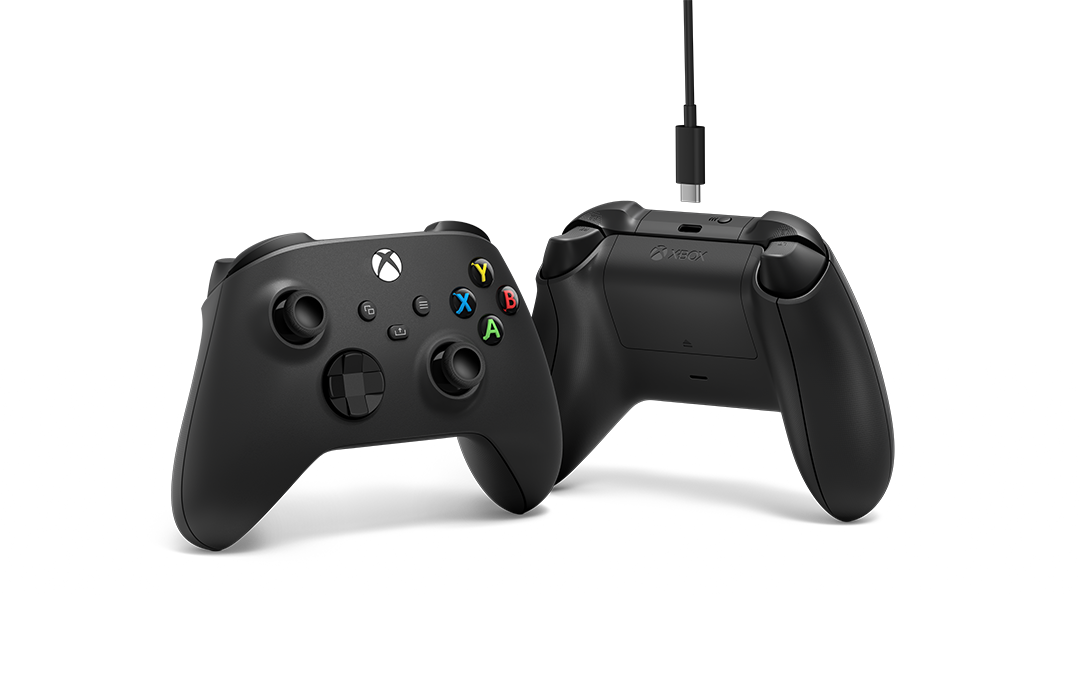 Dos controladores Xbox negros. Uno muestra el frente y el otro la parte posterior.