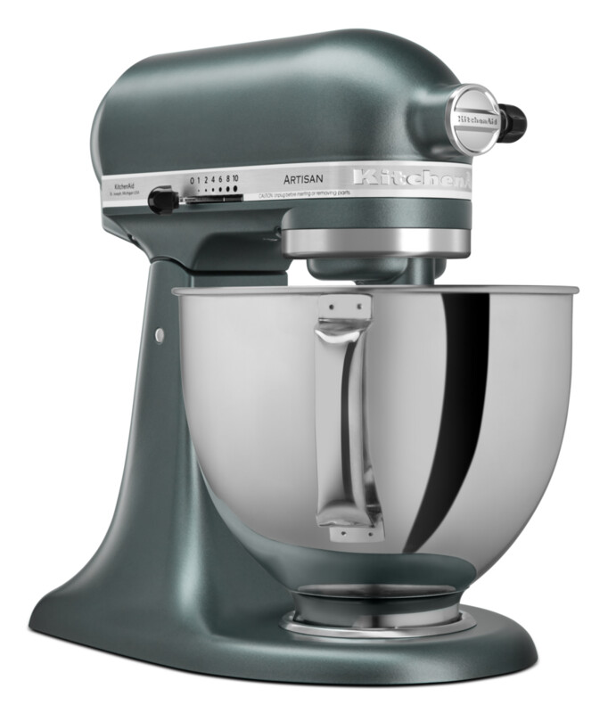 Grüner KitchenAid Artisan Mixer mit silberner Schüssel. Bedienknöpfe sind sichtbar. Weißes Logo.