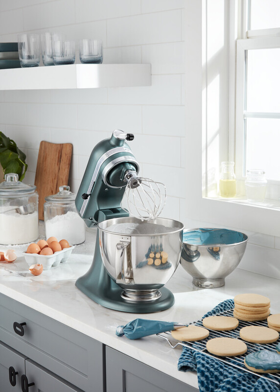 KitchenAid-Mixer in Küche mit Zutaten, Weiß- und Grautöne.