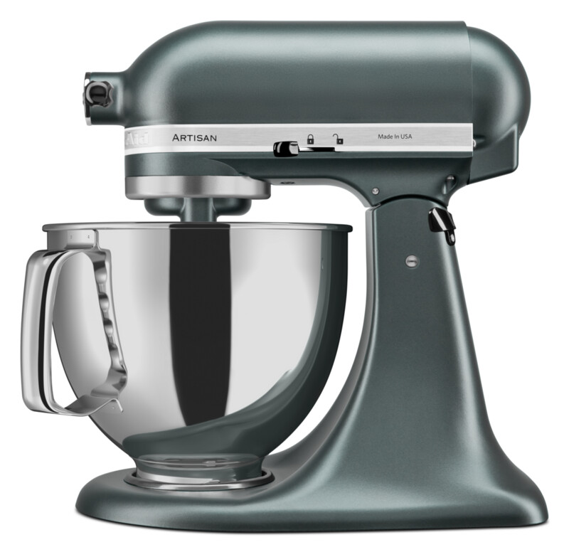 Ein teal KitchenAid Artisan Küchenmixer mit einer Edelstahlschüssel und Griff.
